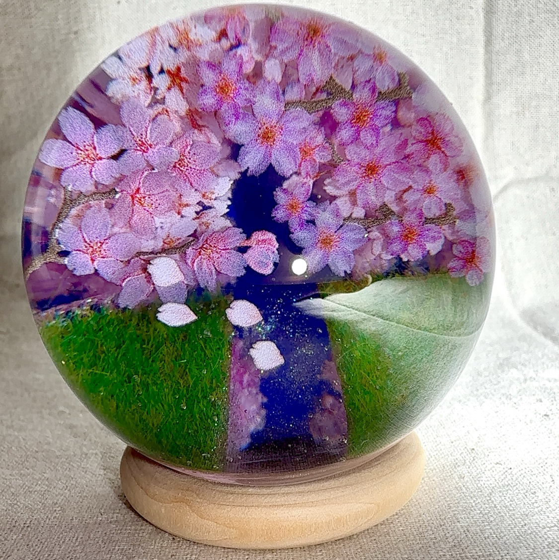 🌸🏞️✨ 桜舞い散る川辺のレジンアート（5cm球体） ～Cherry Blossom