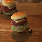 【ブローチ】ミニチュアチーズバーガーのブローチ