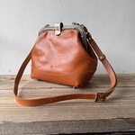 【SALE】【画像のものをお届けします】栃木レザー＊ガマグチショルダーバッグ「castanea」飴色（内張ワイン・ポケット付き）