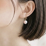 さっと華やぐイヤーフック｜軽い・痛くなりにくい・ピアス穴不要｜忙しいママにやさしい上品ミルキーピンク
