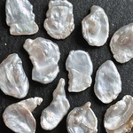 2個 淡水パール バロックパール ケシパール 花びら ペタル 希少 天然 真珠 高品質 不規則 粒売り 大粒 クレオ穴 ピアス イヤリング ネックレス 上品 ハンドメイド パーツ シルバーホワイト