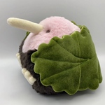 葉っぱに巻かれちゃった！桜餅なキーウィちゃん　（こちら焦茶の部分のファーの毛足が少し長いです。）