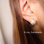 〈ピアス〉キューブ in パール 大