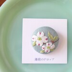 刺繍ブローチ「ハナミズキ  白」くるみボタン