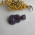 ウクレレの刺繍ブローチ（パープル）