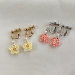 【選べるカラー】かぎ針編み 小さなお花のイヤリング