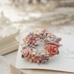 【受注制作】お花畑のドーナツブローチ　刺繍糸のレース編みアクセサリ―