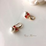 赤いリボンとパールのピアス