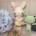 【ayuxjulia様ご注文品☆】無事にカエル☆編みぐるみのカエルとオシャレうさぎちゃん☆