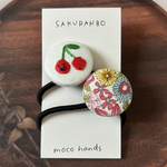 2個セット＊刺繍ヘアゴム　くるみボタン　さくらんぼ　サクランボ　お花　クラス　保育園　幼稚園　小学生　ベビー　キッズ　プチギフト　誕生日　プレゼント