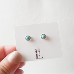 つけっぱなしOK　シンプル ターコイズブルー ピアス/イヤリング サージカルステンレス　金属アレルギー対応　小さい　小粒