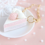 パステルカラーのカットケーキ バッグチャーム いちご スポンジケーキ フェイクスイーツ 樹脂粘土