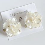 311)２個 / 花 / フラワー / カボション / シャワー / アクリル / ホワイト / 白 / 大ぶり / ピアス / イヤリング / アクセサリーパーツ