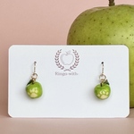イヤリングへ変更可　肉球の絵入りりんごのピアス　犬　ねこ　青りんご　グリーンアップル　Green Patterned Apple  メタリックグリーン　樹脂粘土　小ぶり　軽い　揺れる　大人かわいい