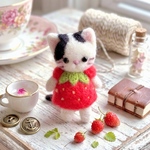 羊毛フェルトのちいさな猫ちゃん＊いちごのワンピース姿