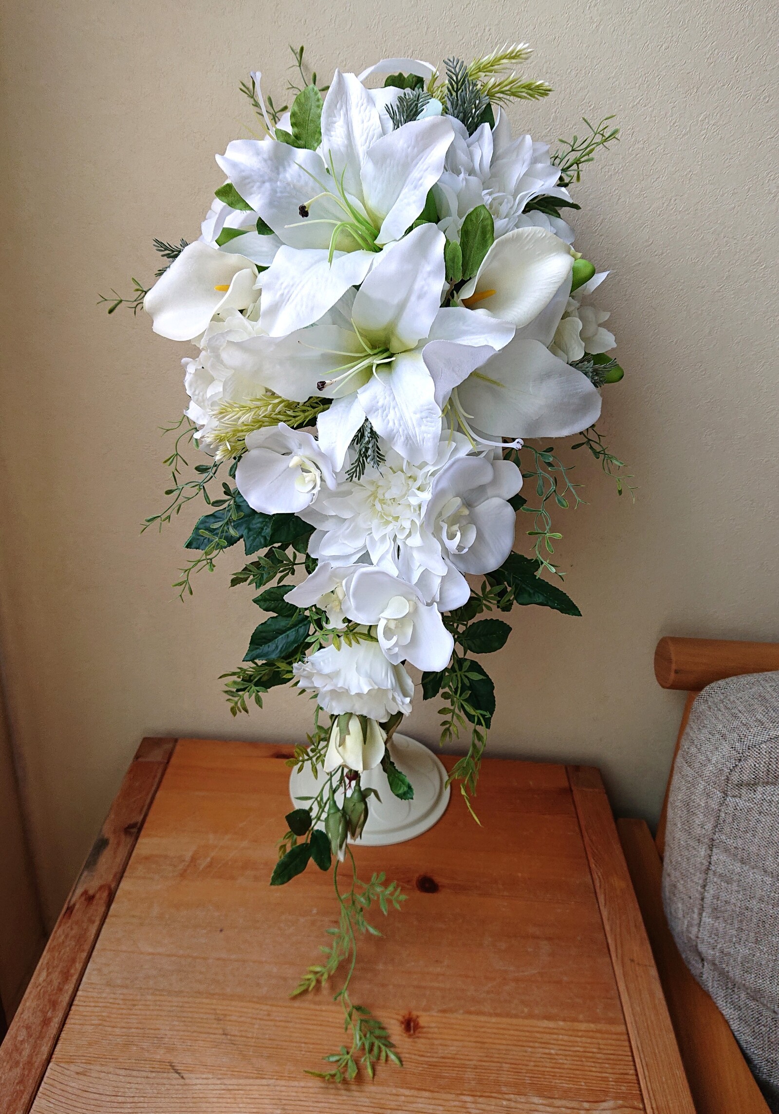 カサブランカのキャスケードブーケ。ブートニア付き♪生花みたいに綺麗 