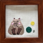 癒しの刺繍フレーム　カピバラ　『そっと、となりに。』　まりもの森　小さな刺繍アート　手刺繍