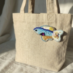 魚好き必見！　​海の記憶を纏う｜ソラスズメダイのビーズ刺繍ブローチ