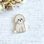 ビーズ刺繍とパールのブローチ（おすわり）・ビションフリーゼ