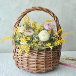 母の日ギフト ミモザとラナンキュラス（白・ピンク）の花カゴアレンジ ドライフラワー バスケット アレンジ