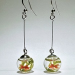 硝子の金魚玉ピアス/イヤリング　紅白　振り子