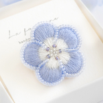 ネモフィラ刺繍のブローチ｜癒しブルーのお花アクセサリー　春夏　新生活　母の日　ギフト対応