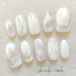 〈shizuku-michiシズクミチ〉上品クールな大人のホワイトニュアンスネイルチップ