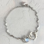 朝の海、イルカたちのブレスレット