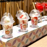 ミニチュア　カップ入りカットりんご飴