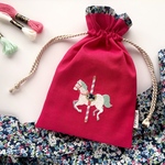 メリーゴーランド木馬と小花柄の手刺繍巾着【ベリー】