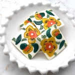 【1個】ヴィンテージ   フラワープリントスクエアアクリルカボション 　イエローのお花　vintage 