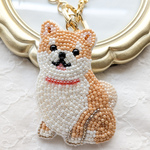 【受注製作】ビーズ刺繍　お座り柴犬のふっくらバッグチャーム