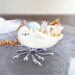 アザラシとペンギンの子供たち 木彫りのブローチ バッグチャーム