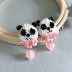 ピンクのパンダさんピアス　お花　ビーズ刺繍　熊猫