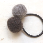 羊毛フェルトのボンボンヘアゴム