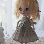 ブライス服 アウトフィット リネン フリルワンピース 生成り ナチュラルコーデ　 ネオブライス リカちゃん