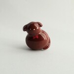 茶いぬ　蝶ネクタイ（赤）　石粉粘土のマグネット