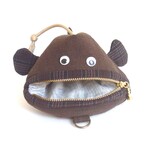 【sale】チョウチンアンコウポーチ　こげ茶　12㎝ファスナー