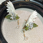 光をこぼす白鳥のピアス　つまみ細工とガラスビーズのピアス　天使の羽