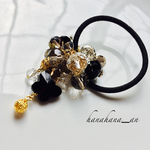 蝶が揺れるガラスビーズヘアゴム（black）