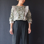 【限定１点】花柄フリルブラウス｜リバティプリント=ソープ（check & stripe 限定カラー）