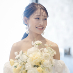 花嫁 ウェディング 結婚式 お呼ばれ  お出かけ デート 結婚式準備 ブライダル ウェディングドレス 【クリアフラワーと曲線が美しいゴールドチャームに花びらが揺れる ピアス/イヤリング 】141