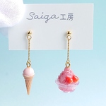【季節限定】シャリシャリかき氷＆アイスの耳飾り「イチゴ」 ピアス/イヤリング 夏 ミニチュアスイーツ ミニチュアフード フェイクフード フェイクスイーツ いちご 苺 夏 夏祭り 涼しげ レジン ギフ