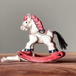 小さな木馬のアートピース｜時間の断片を閉じ込めた揺れるロッキングホースのミニチュアオブジェ