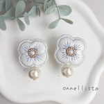 大粒 コットンパール と お花 の 刺繍 ピアス・イヤリング