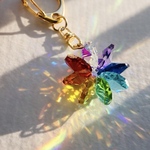 【虹を運ぶ】お花のクリスタル・サンキャッチャーキーホルダー（レインボー） ギフト