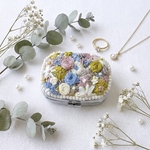 母の日に＊一針一針お作りする ふんわり花刺繍のピルケース アクセサリーケース ☾