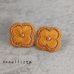人気 マスタード イエロー の お花 刺繍 ピアス ・イヤリング