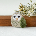 ふくろう刺繍ブローチ（グリーン）｜刺繍アクセサリー｜鳥アクセサリー｜入学式や春のセレモニーにも♪
