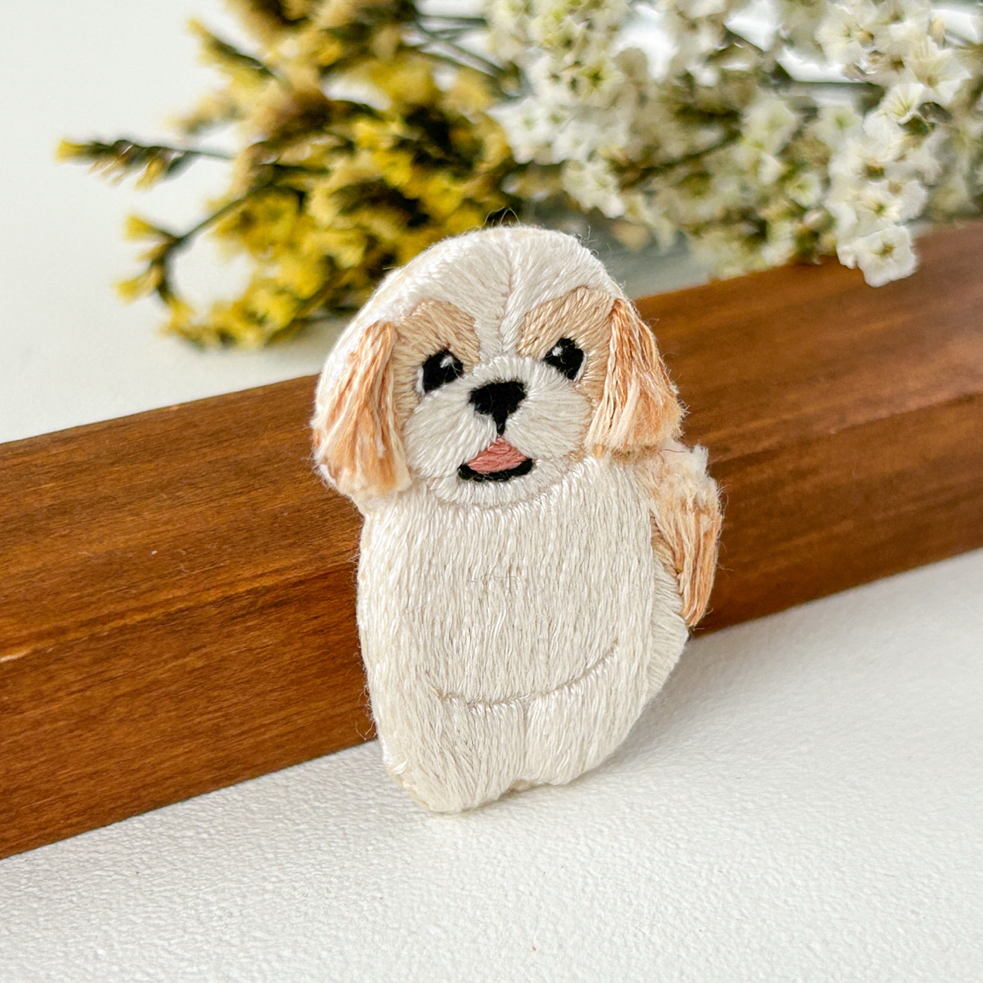 シーズー刺繍ブローチ（ベージュ）｜刺繍アクセサリー｜犬モチーフ｜犬